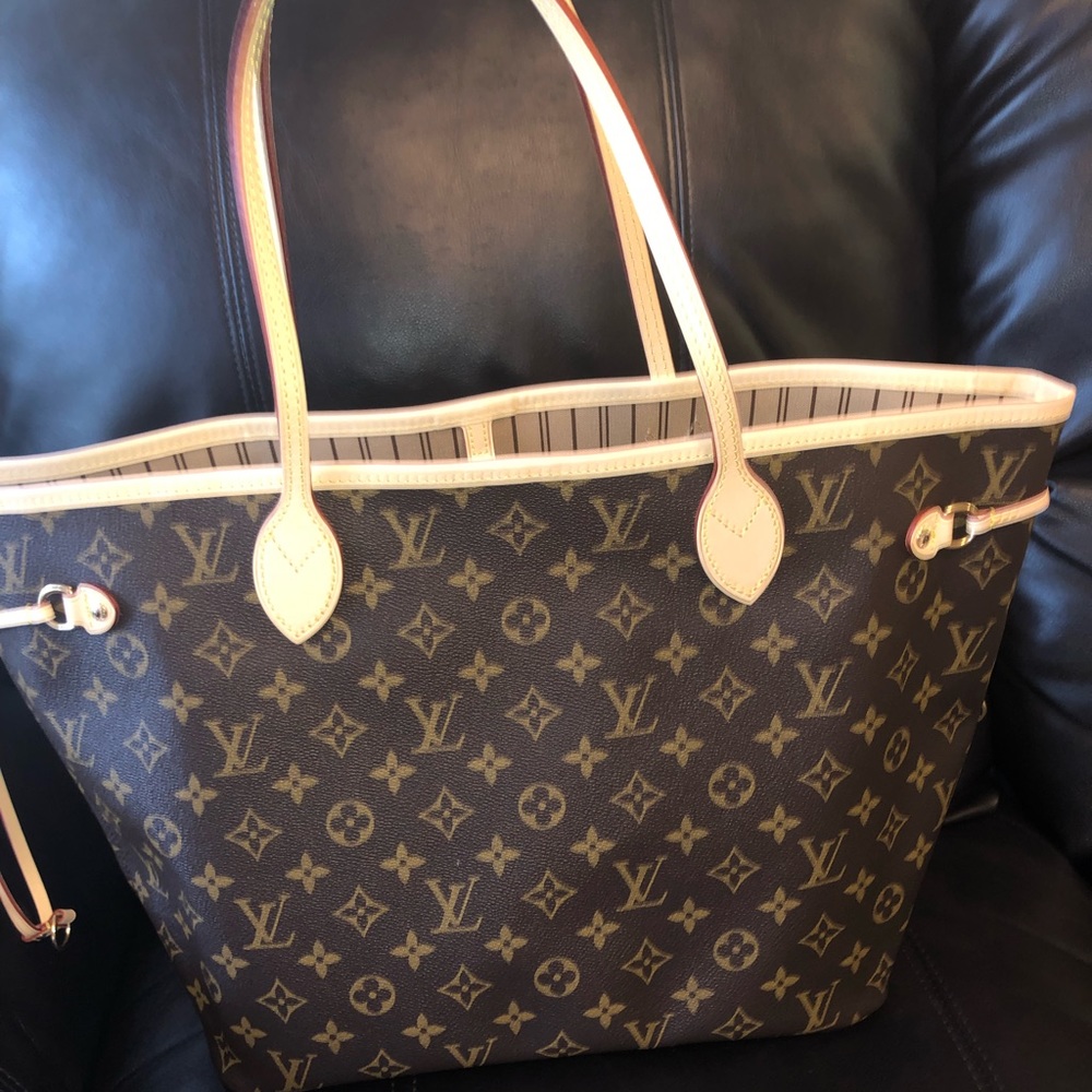 100 authentic Louis Vuitton Mm beige interior